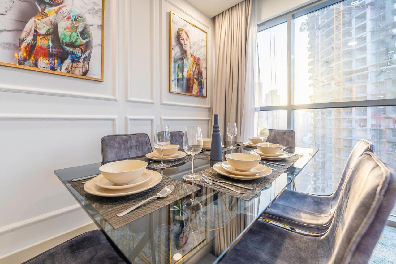 Апартаменты Spacious Art Deco With Burj & Canal Views Дубай